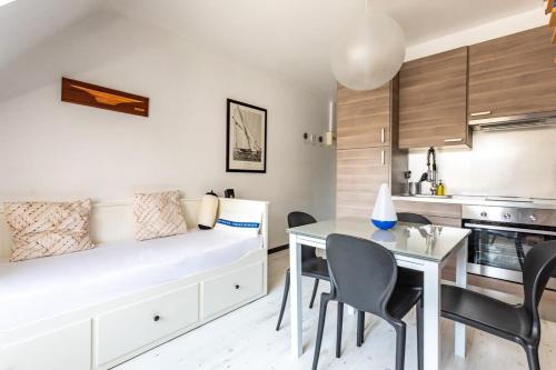 迪纳尔Le Capucin - Petit duplex avec place de parking的客厅配有床和餐桌