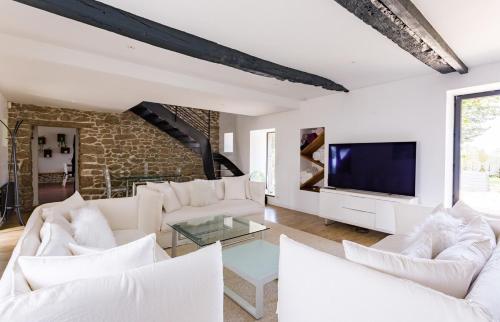 圣梅卢瓦代翁德Villa Touesse - Maison de charme/jardin - 8 pers的客厅配有白色家具和电视