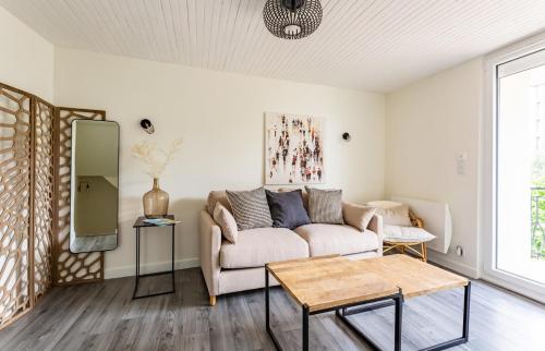迪纳尔Saint Alexandre - Jolie maison atypique -Terrasse的客厅配有沙发和桌子
