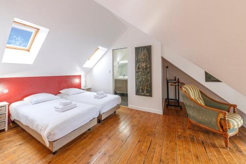 圣马洛Minihic - Belle maison 3 chambres- Proche Mer的一间卧室配有两张床和椅子