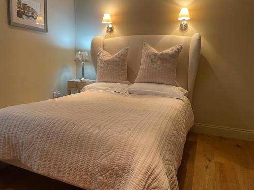 阿伯加文尼Ty Llew Lodge的一间卧室配有一张带两个枕头的床