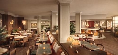 巴黎Le Grand Hôtel Cayré的一间在房间内配有桌椅的餐厅