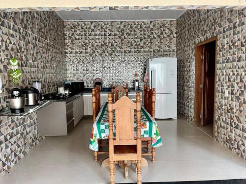 吉巴拉那Casa para o Rondônia Rural Show的厨房配有桌子和冰箱