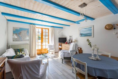 康卡勒Ker Roz - Belle maison 3 chambres- Proche Mer-Port的一间拥有蓝色天花板的客厅