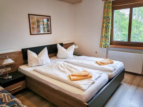 Gasthof Blankenberg的一间卧室配有两张带毛巾的床