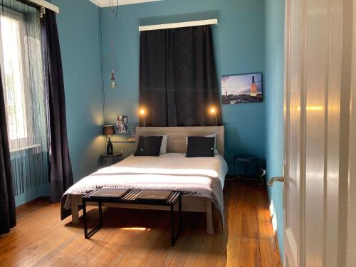 洛迦诺雅特别墅旅馆的蓝色客房中一间带床的卧室
