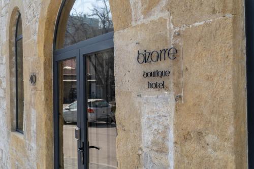 瓦尔纳Bizarre Boutique Hotel的建筑物一侧的标志