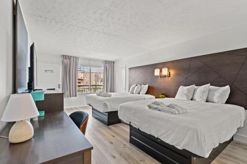 默特尔比奇美人鱼旅馆的酒店客房配有两张床和一张书桌