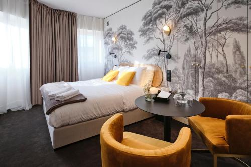 波尔多Maison Heym Bordeaux的卧室配有一张床和一张桌子及椅子