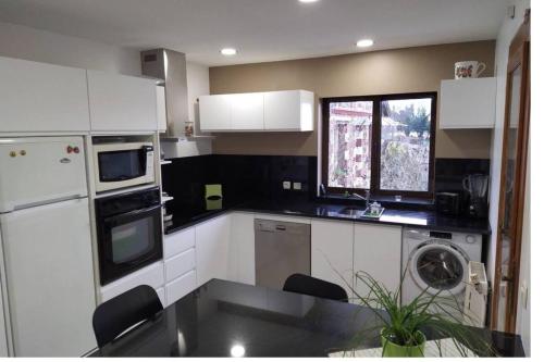 塞纳河畔维尼厄Maison d'une chambre avec wifi a Vigneux sur Seine的厨房配有白色橱柜和洗碗机。
