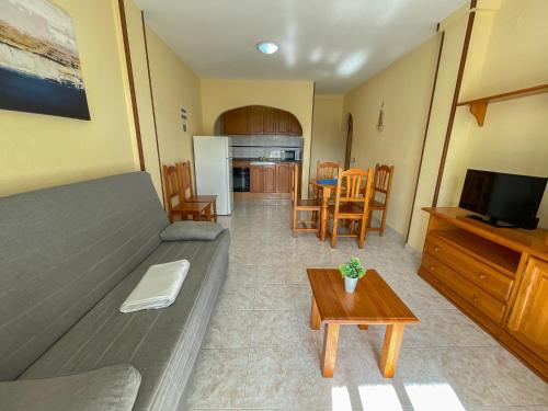 阿尔考斯布里哥斯达阿匝哈3000公寓的客厅配有沙发和桌子