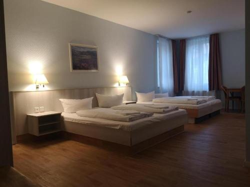 柏林阿尔特市场酒店的酒店客房设有两张床和两盏灯。
