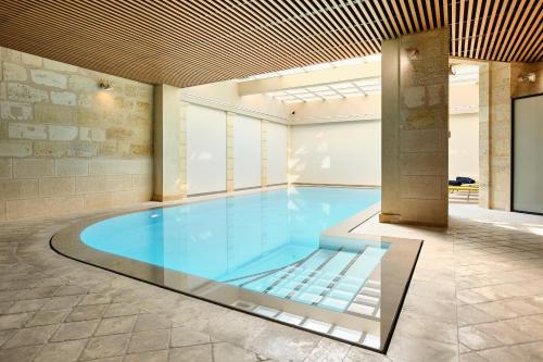 波尔多Maison Heym Bordeaux的一座带游泳池的大楼内的大型游泳池