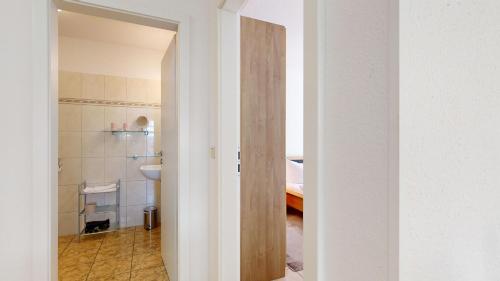 宾茨Königin Augusta的客房内设有带水槽和卫生间的浴室