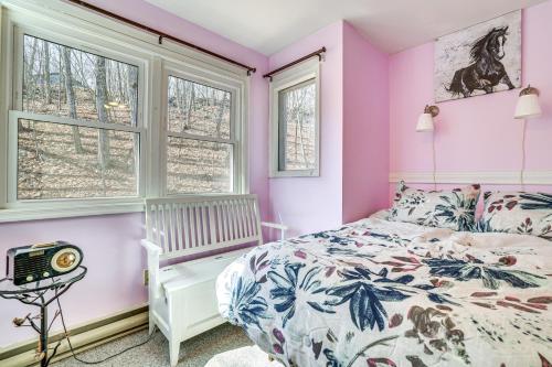 布什基尔Charming Bushkill Retreat with Private Deck and Grill!的粉红色的卧室设有床和窗户