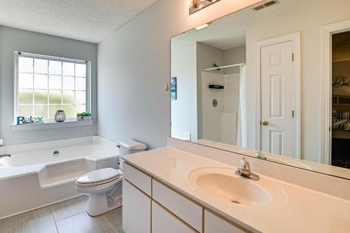默特尔比奇Murrells Inlet Condo with Pool Access, Near Beach!的一间带水槽、卫生间和镜子的浴室