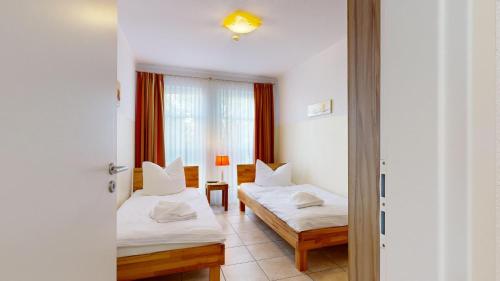 宾茨Königin Augusta的酒店客房设有两张床和窗户。