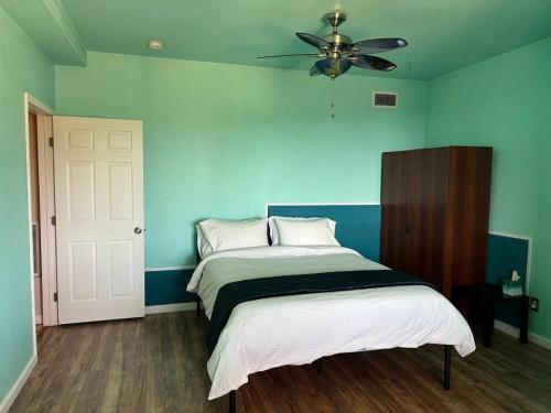 普莱瑟维尔Stunning Mountaintop Resort的一间卧室配有一张床和吊扇