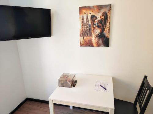 维也纳奥德维也纳公寓的一张白色桌子,墙上挂着一只狗的照片
