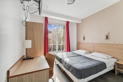 巴黎托尔比亚克酒店的一间卧室设有一张床和一个窗口