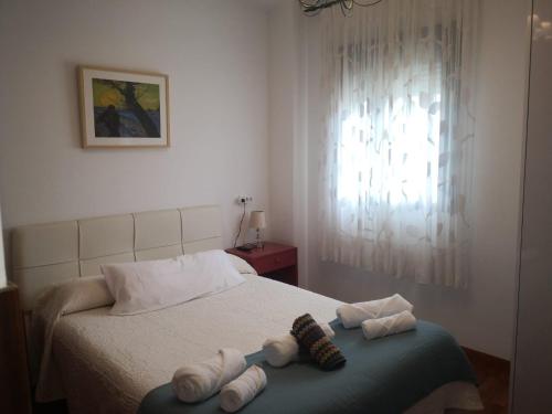 韦尔瓦Ría de Huelva的一间卧室配有带毛巾的床