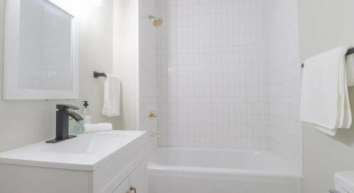 莫比尔Modern Chateau Remodeled Home Close to Downtown的白色的浴室设有水槽和淋浴。