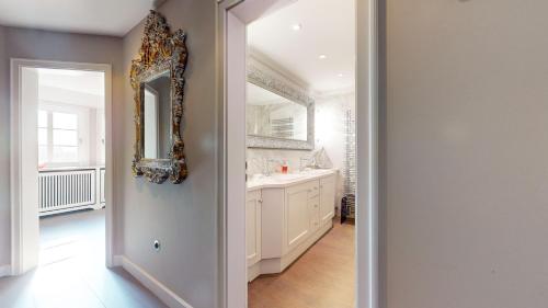 阿克斯姆Stroenholt的一间带镜子和水槽的浴室