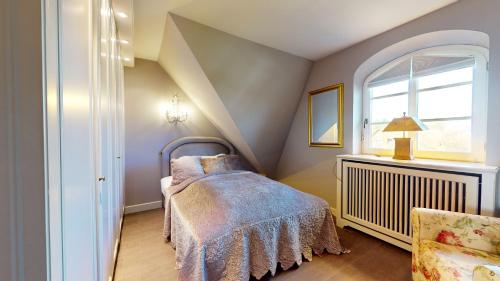 阿克斯姆Stroenholt的一间小卧室,配有床和窗户