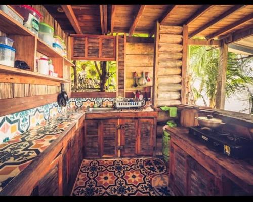 Termales - agua caliente - nuquicabaña tellin的厨房配有木制橱柜和台面