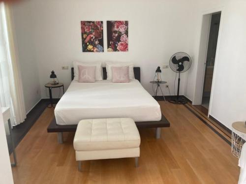 明德卢Casa Senador的一间卧室配有一张带白色床罩的大床