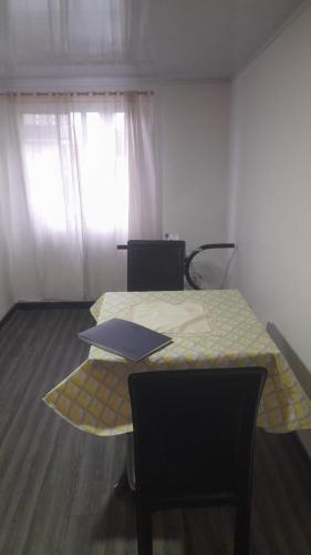 波哥大el descanso 2的客房设有一张带桌椅的床。