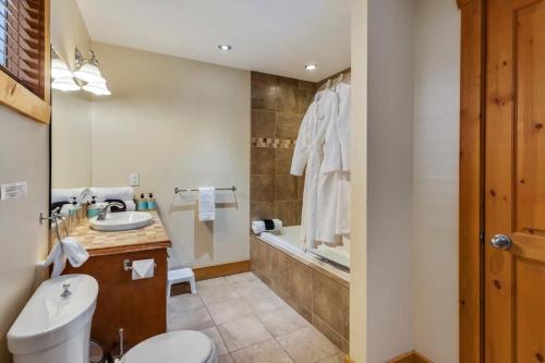 LabelleChalet Zurri的浴室配有卫生间、盥洗盆和浴缸。
