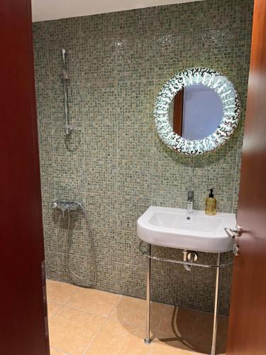卡瓦拉Peaceful Escape的一间带水槽和镜子的浴室