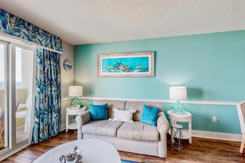 默特尔比奇Bay Watch 0536的客厅拥有蓝色的墙壁和沙发