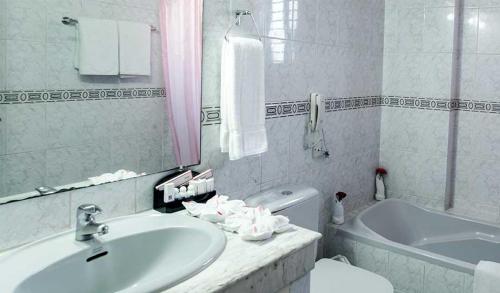 达卡HOTEL LAKE CASTLE - Parkview的白色的浴室设有水槽和浴缸。
