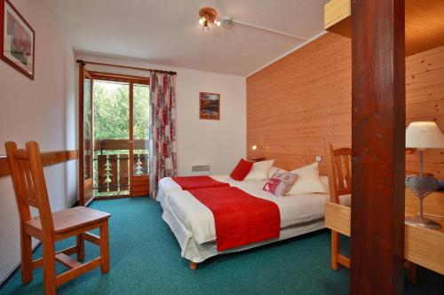 莱瓦尔坦维特尼酒店的酒店客房设有床和窗户。