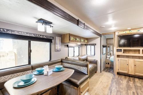 沃思堡The Great Escape的一个带桌子和沙发的大篷车客厅