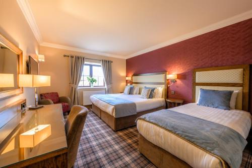 纽里弗拉格斯塔夫酒店的酒店客房配有两张床和一张书桌