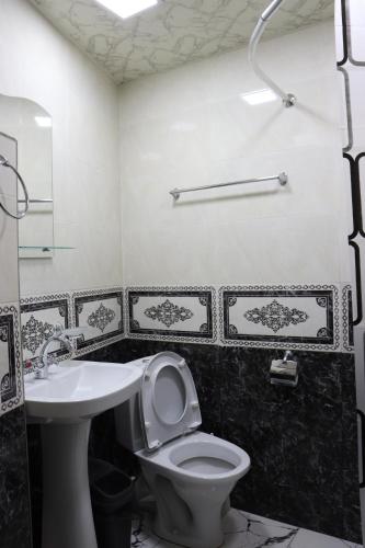 GarniLucy B&B的一间带卫生间和水槽的浴室