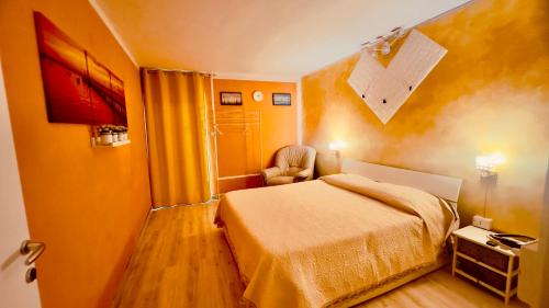 卡斯泰尔佩特罗索卡斯特尔佩特洛索住宿加食物旅馆的一间卧室配有一张床和一把椅子