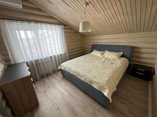 KuprinkaБозайгыр的一间卧室设有一张木天花板床。