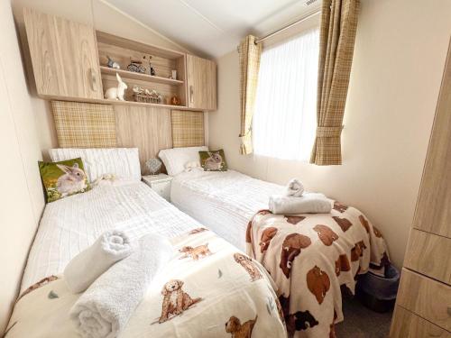 赖德Benamara的带窗户的客房内设有两张单人床。