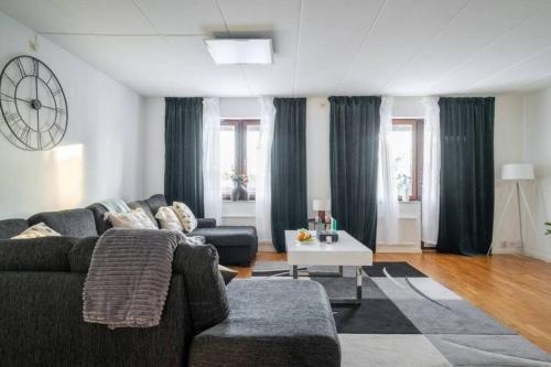 布罗斯Ett mysigt hus i centrala Borås! (Hela Boendet)的客厅配有沙发和桌子