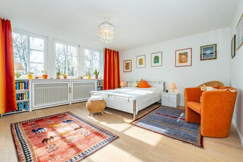 阿克斯姆Haus-Archsum的一间卧室配有一张床和一张橙色椅子