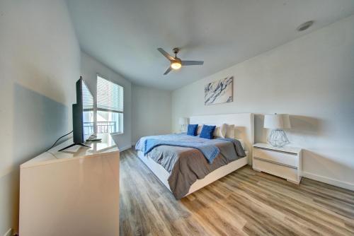 劳德代尔堡Sejur Fort Lauderdale的一间卧室配有一张床和一台平面电视