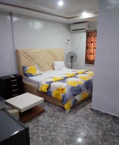 伊凯贾Kemi hotel的一间卧室配有黄色和蓝色枕头的床
