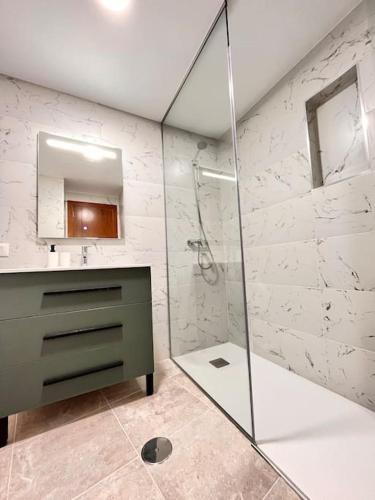 比拉夫洛尔Amplitud y elegancia en Vilaflor的带淋浴、盥洗盆和镜子的浴室