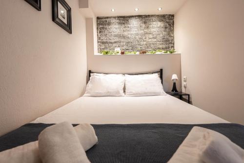 帕拉利亚狄奥尼索Studio Ocean的卧室配有一张大白色床和窗户