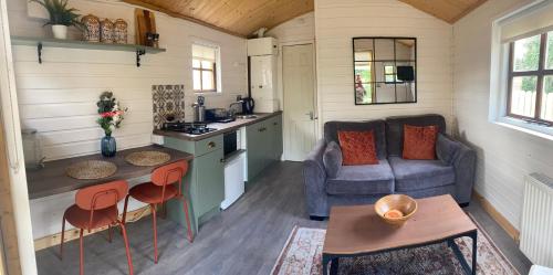 莱特肯尼Letterkenny Cabin的一间厨房和客厅,位于一个小房子里