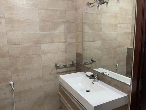 安曼Horizon 2 Cozy Villa的一间带水槽和镜子的浴室